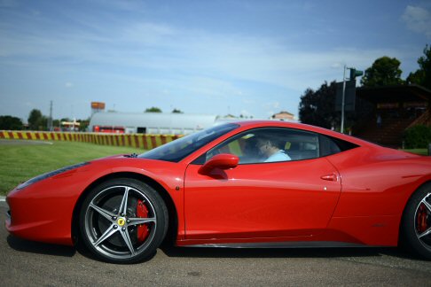 Ferrari - Gordon Ramsay poi è stato accompagnato dal collaudatore Raffaele de Simone sul circuito di Fiorano. width=