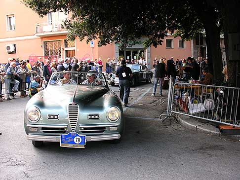 Alfa Romeo - Gran Premio Nuvolari con l´Alfa Romeo 6C 2500 SS Pinin Farina del 1949 conduttori Hirshbold eTessa nella tappa di Bologna width=