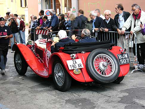 Jaguar - Jaguar SS100 del 1938 co il pilota Giacomello e il navigatore Gennaro width=