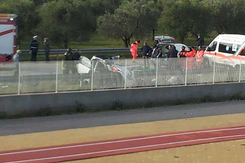 Crash - Gravissimo incidente mortale ad Acqauviva (Bari) la Smart accartocciata dopo l´impatto con un camion width=