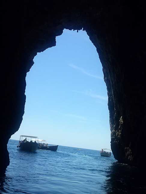 Santa Maria di Leucael Salento - Grotta sulla costa adriatica a S.Maria di Leuca width=