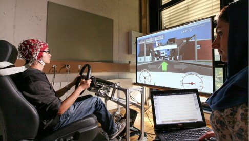 Nissan - Nel caso si intenda, ad esempio, effettuare una svolta a sinistra, la vettura si preparerà ad effettuare la manovra, selezionando velocità e posizione ideale nella carreggiata, per garantire la totale sicurezza degli occupanti width=