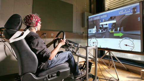 Nissan - Nissan, in collaborazione con l’École Polytechnique Fédérale de Lausanne (EPFL), sta attuando una nuova tecnologia, che permetterà di guidare i veicoli attraverso il pensiero width=