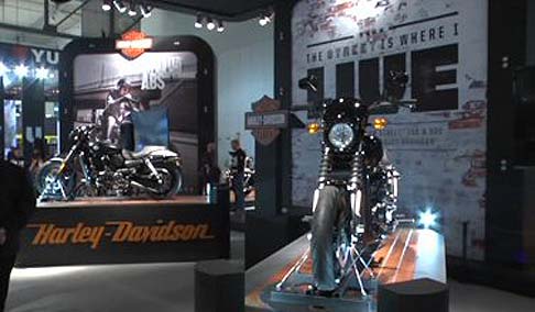 Harley-Davidson - Il brand prevede il ritorno di Fat Bob con un nuovo look Dark Custom firmato Harley Styling per i duri senza compromessi. width=