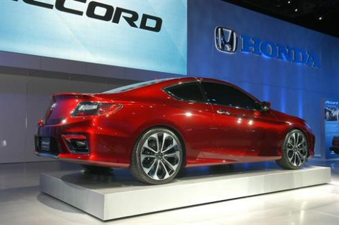 Honda - La nuova Honda Accord, il cui lancio commerciale è fissato nel corso del 2012, non dovrebbe discostarsi molto dalla concept di Detroit. width=