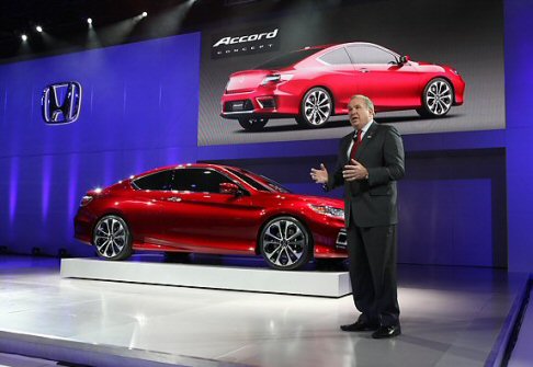 Honda - L’infontainmenti include, invece, il sistema BlueTooth HandsFreeLink, lo schermo a colori i-MID e il sistema multimediale Pandora Internet Radio interface4. width=