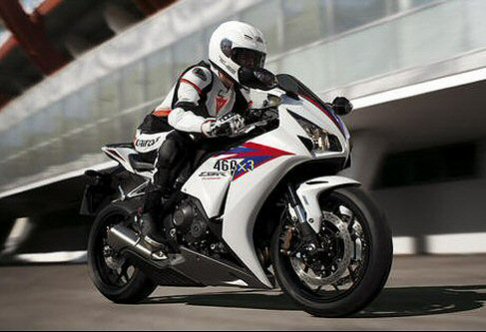 Honda - Honda CBR 1000RR Fireblade 2012 è proposta in tre tonalità, bianco, rosso e nero width=