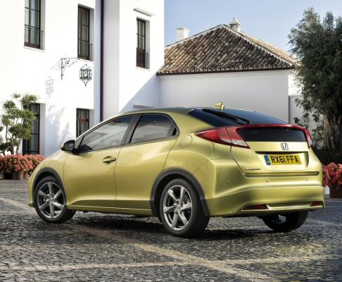 Honda - Gli interni, più silenziosi, garantiscono un’accresciuta visibilità , precedentemente limitata, soprattutto nella zona posteriore, per la presenza dello spoiler width=