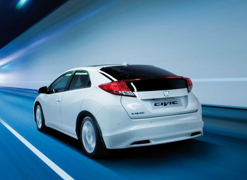 Honda - La piattaforma, completamente riprogettata, prevede la posizione centrale del serbatoio, che risulta collocato sotto i sedili anteriori, per accrescere l’abitabilità. width=