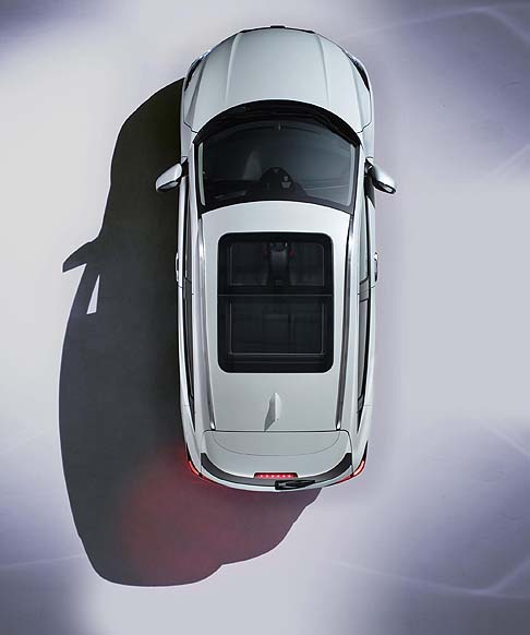 Honda - Il sistema Honda Connect della Honda HR-V si sincronizza anche con Smartphone e altri dispositivi multimediali tramite MirrorLink, WiFi, Bluetooth, HDMI e USB width=