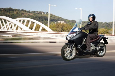 Honda - Disponibile nelle colorazioni Pearl Cosmic Black Pearl Sunbeam White, Ion Blue Metallic Candy Graceful Red, Honda Integra offre un ricco carnet di optional a richiesta width=