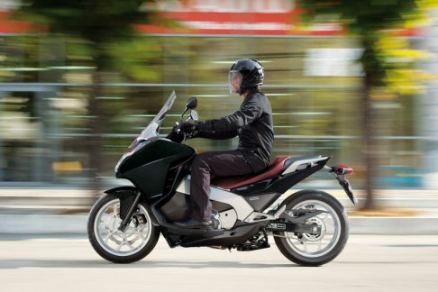 Honda - La due ruote offre stabilità e maneggevolezza migliorate rispetto alle caratteristiche standard di un normale scooter width=