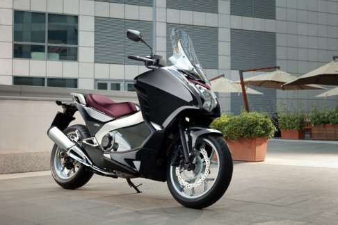 Honda - l motore a 2 cilindri in linea da 670 cm3 raffreddato a liquido è un’unità leggera e compatta width=