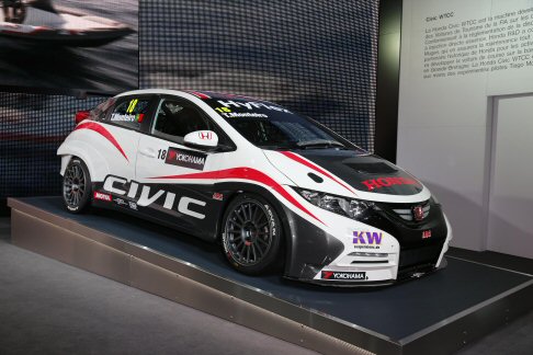 Honda - Spazio allo sport, infine, con la Civic WTCC da corsa che annuncia la partecipazione del marchio al Campionato Mondiale Turismo FIA nel 2013. width=