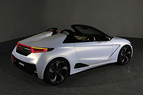 Honda - L’assoluta premiere di questa kermesse del Sol Levante è impersonata dalla Concept Honda S660, un veicolo compatto dalla vocazione sportiva.  width=