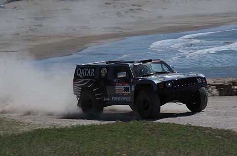 Yamaha - Hummer H3 con il vincitore della passata edizione, il principe del Qatar Nasser Saleh Al Attiyah, quest´anno in coppia con lo spagnolo Lucas Cruze width=