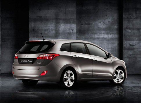 Hyundai - Il passo è cresciuto per toccare la misura di 4485mm (185 in più rispetto alla i30 cinque porte) ottenendo un incremento della capacità di carico.  width=