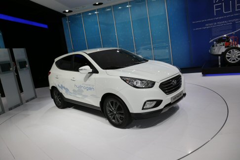 Hyundai - Ma il Salone di Parigi rappresenta anche la vetrina ideale per annunciare l'inizio della produzione in serie, già dalla fine del 2012, della ix35 FCEV. width=