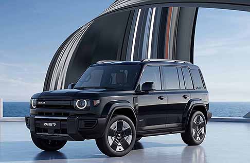 SUV 2027 - Frontale della iCAUR V27 REEV ridefinisce lo stile cyberpunk: linee affilate, cofano muscoloso e una sottile barra LED Matrix dinamica che unisce i fari adattivi. La griglia attiva ottimizza l´aerodinamica del sistema Range Extended con un look aggressivo