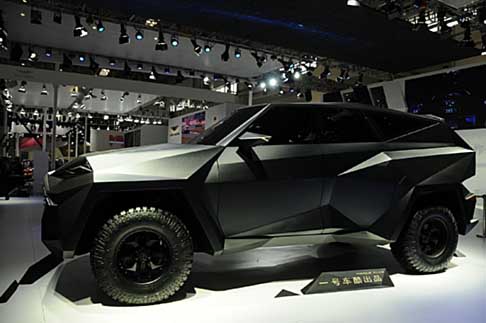IAT - Il suv extralusso e destinato realmente a pochi facoltosi clienti, è stato sviluppato a partire dal modello Ford F-450 Super Duty Platinum.