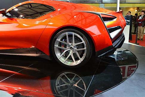 Icona - Il design di Icona Vulcano porta la firma del francese Samuel Chuffart, di cui sono note le collaborazioni con Nissan, Jaguar Land Rover e Stile Bertone.  width=