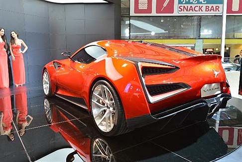 Icona - L’elemento più interessante di questa intrigante vettura e' il propulsore V12 progettato e realizzato da Claudio Lombardi, artefice dei successi Lancia, Ferrari e Aprilia. width=