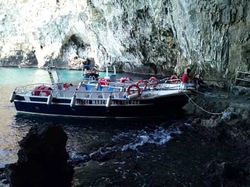 Grotta di Zunzulusa - Imbarcazione turistica per le grotte marine width=