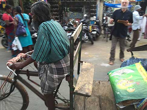 Traffico e atmosfere indiane - Indiano in bicicletta con carretta trasporto merci a Pondicherry in India width=