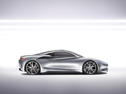 Infiniti - Seguendo l’orientamento stilistico del brand di lusso della Nissan, Emerg E si pone in stratta correlazione con le concept Essence ed Etherea, per la presenza di linee morbide, corpo vettura ribassato e muscolatura accentuata.  width=