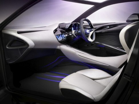 Infiniti - La fiancata offre una profonda scalfitura nella parte bassa e una presa d'aria collocata sopra il passaruota posteriore. width=