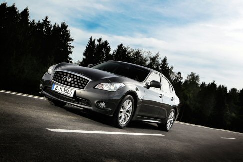 Infiniti - In dettaglio, il sistema di intrattenimento e navigazione satellitare con riconoscimento vocale Connectiviti+ di Infiniti è per la prima volta disponibile su tutti i modelli GT ed S. width=