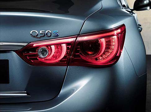 Infiniti - I proiettori anteriori dalle linee dinamiche, il montante C a mezzaluna, il design sportivo rappresentano spunti stilistici attinti proprio dalle concept car, ben integrati ed armonizzati con quegli che sono gli stilemi tipici di una quattro porte. width=