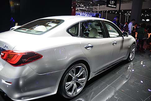 Infiniti - Questa special edition si presenta con un passo allungato di 150 mm, ed offre a bordo quattro sedili premium realizzati in una pregiata pelle trapuntata bianca. width=
