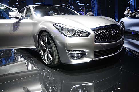 Infiniti - L’ambiente è estremamente confortevole ed esprime al meglio tutta la raffinatezza e l’esclkusività tipica di una vettura a marchio Infiniti. width=