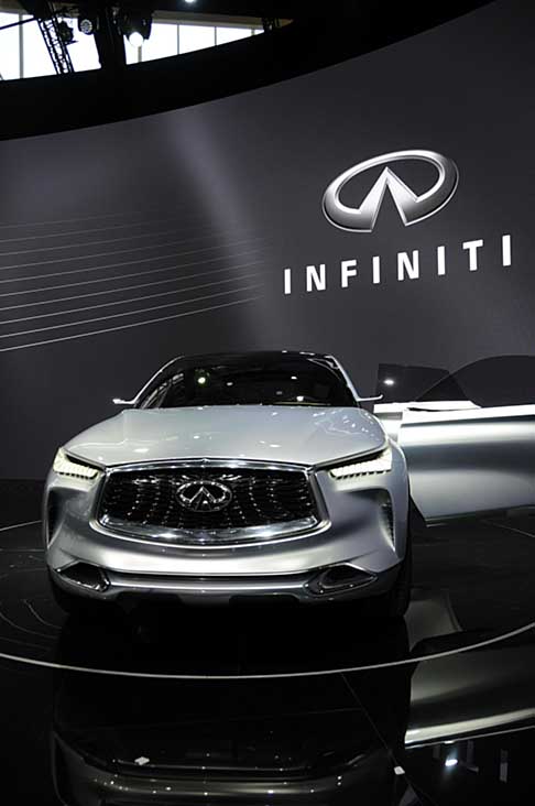 Infiniti - L’architettura è incentrata essenzialmente sul conducente, ma senza trascurare le esigenze degli altri occupanti.