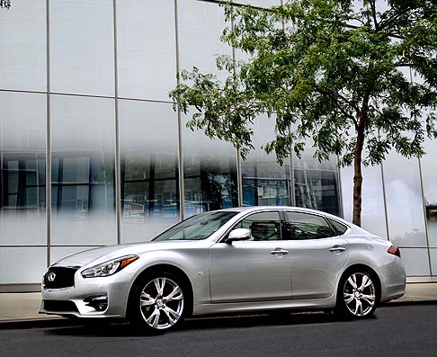 Infiniti - Due anteprime, una europea e una mondiale, attireranno i gli sguardi dei visitatori nello stand Infiniti del prossimo Salone di Parigi, dove la berlina premium Q70 sfilerà accompagnata da una novità assoluta, la Infiniti Q80 Inspiration. width=