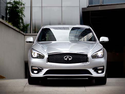 Infiniti - Per il mercato europeo, la nuova Q70 offre unità come il motore quattro cilindri turbodiesel da 2.2 litri da 167 CV di potenza e 400 Nm di coppia motrice. width=