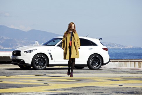 Infiniti - Il design degli esterni unisce alle forme dinamiche del modello FX50 elementi della monoposto di Sebastian Vettel, la RB8 di Red Bull Racing.  width=