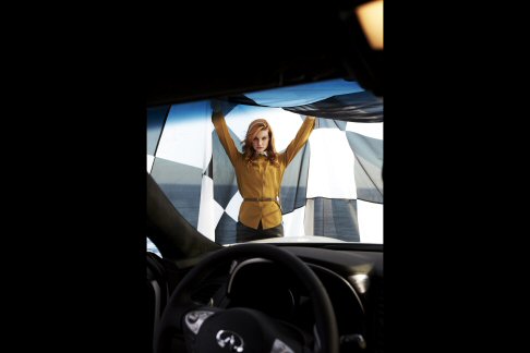 Infiniti - Sul retro, l'alettone del tetto in fibra di carbonio è montato su supporti in lega e il suo profilo è disegnato per assicurare la massima efficienza aerodinamica.  width=