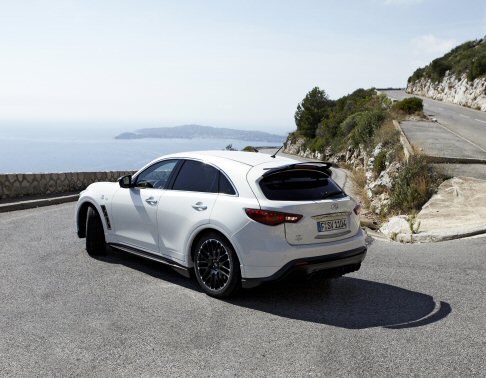 Infiniti - Ciascuno dei 150 modelli è contraddistinto da tre speciali targhe con il logo Vettel, due ai lati e una sul portellone posteriore. width=