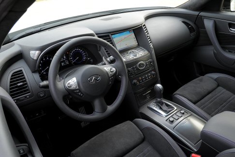 Infiniti - Il motore V8 da 5 litri, dotato di sistema VVEL (VVEL, Variable Valve Event and Lift: variazione continua dell'apertura e alzata delle valvole), garantisce potenza e massima efficienza. width=