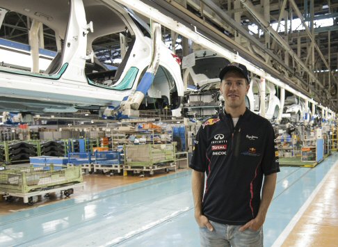 Infiniti - La vettura raggiunge una velocità autolimitata di 250 km/h e accelera da 0 a 100 km/h in 5,6 secondi. width=