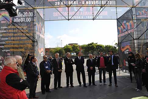 Ingresso Fiera - Inaugurazione del Meditteranea Show Motors con assessori, autorita e Mingo di Striscia la Notizia width=