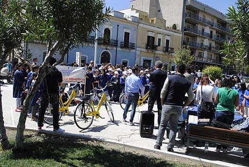 Bike - Innagurazione Biciviva servizio di bike sharing nella piazza del comune di Acquaviva delle Fonti - Bari width=