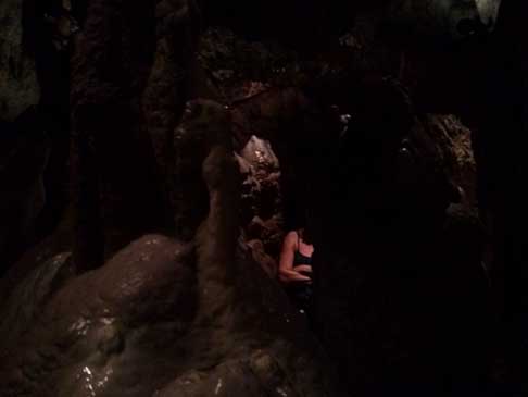 Grotta di Zunzulusa - Interno Grotta di Zinzulusa con roccia a forma di pesce width=