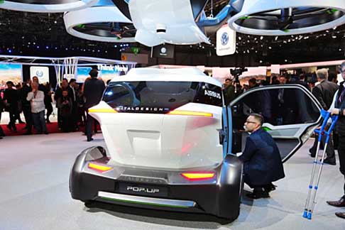 Italdesign -  Per gli spostamenti nelle città trafficate, la capsula si disaccoppia dal modulo terrestre e vola grazie ad un modulo aereo di 5 per 4,4 metri.