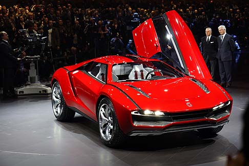 Italdesign Giugiaro - Il design esterno integra le tipicità di un veicolo SUV, del Cross, della Gran Turismo e di una vettura sportiva a motore centrale, ottenendo un’ architettura robusta, snella e filante.  width=