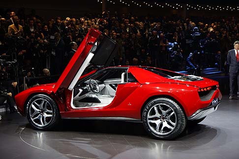 Italdesign Giugiaro - Il montante anteriore è staccato dal parabrezza e funge da deflettore, oltre ad avere una funzione architettonica e a far confluire l’aria sul tetto e sulle fiancate. width=