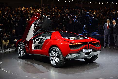 Italdesign Giugiaro - L’abitacolo, ispirato allo stile urban, è avvolgente e presenta una ridotta finestratura, senza tuttavia compromettere la luminosità dell’ambiente.  width=