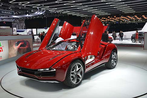 Italdesign Giugiaro - Funzionalità ed ergonomia caratterizzano anche gli interni, dove i comandi sono stati raggruppati sul volante e sulla plancia. I due sedili sono fissi e posizionati più indietro.  width=
